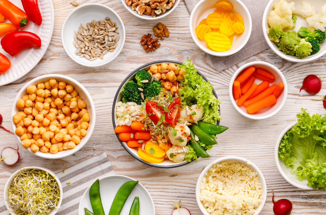 Desayuno saludable con avena, frutas y semillas