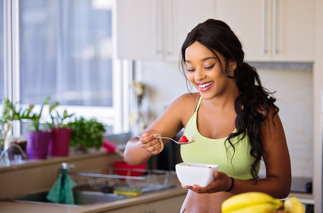 Ensalada saludable con aguacate y vegetales frescos | ROTT