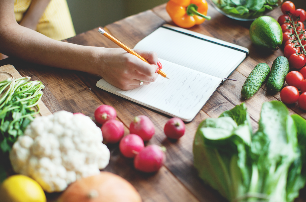 Personas disfrutando de un estilo de vida saludable al aire libre